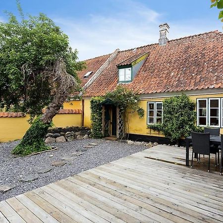 Idyllisk, Historisk Byhus Ved Fjorden I Mariager Luaran gambar