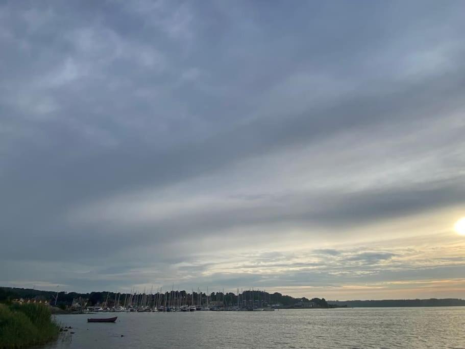 Idyllisk, Historisk Byhus Ved Fjorden I Mariager Luaran gambar
