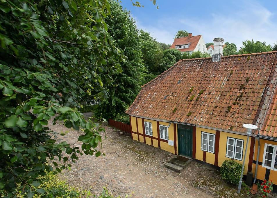 Idyllisk, Historisk Byhus Ved Fjorden I Mariager Luaran gambar