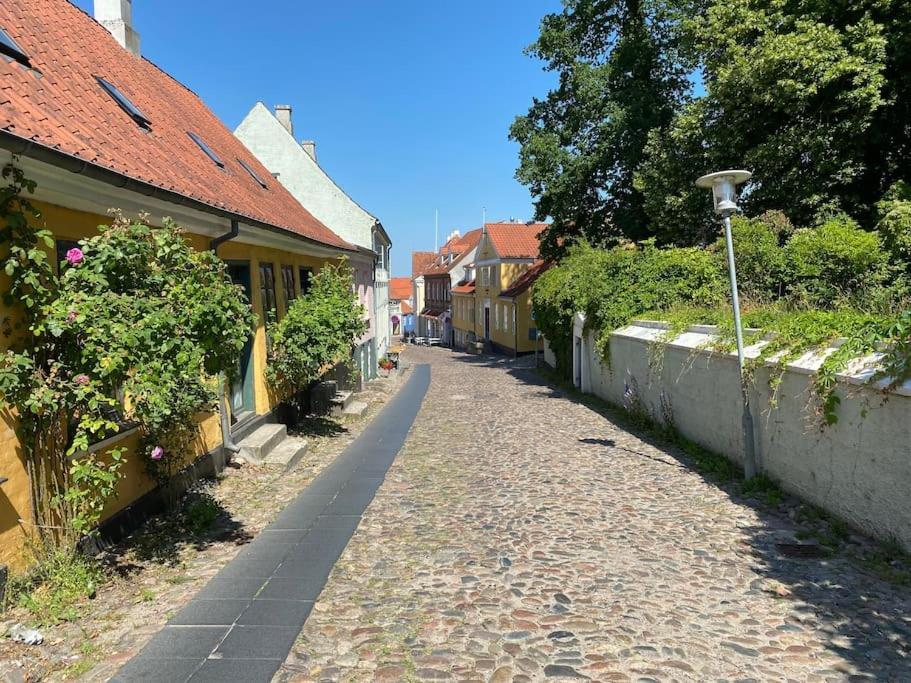 Idyllisk, Historisk Byhus Ved Fjorden I Mariager Luaran gambar