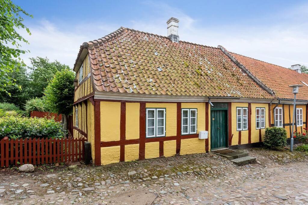 Idyllisk, Historisk Byhus Ved Fjorden I Mariager Luaran gambar
